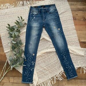 JEANS Floral Embellished ⭐️NWT Skinny Jeans, Mid-Rise, Buffalo David Bitton